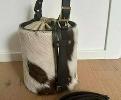 Bolso YARA “Caballito” – Cubo en Piel de Potro y Piel Rugosa Made in Italy