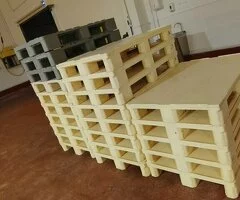 se venden palets plasticos 30 euros