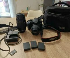 Kit completo de cámara Canon EOS 2000D con accesorios.