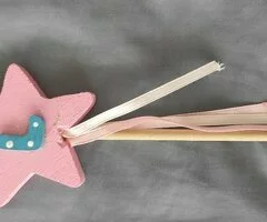 Varita madera artesanal con letra "L" - 4