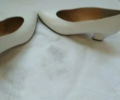Zapatos blancos clásicos