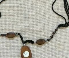 Collar tribal madera y cuentas negras