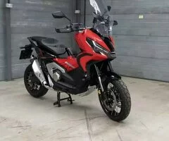 Motocicleta de aventura X-ADV para carretera y fuera de carretera.
