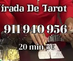 "Tu Destino en Sintonía: Tarot en Llamada"