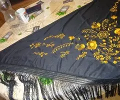 MANTÓN  BORDADO  NEGRO  Y  ORO  150  € - 4