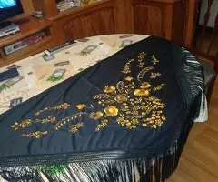 MANTÓN  BORDADO  NEGRO  Y  ORO  150  € - 7