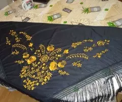 MANTÓN  BORDADO  NEGRO  Y  ORO  150  € - 9