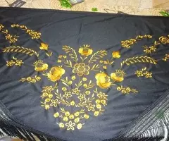 MANTÓN  BORDADO  NEGRO  Y  ORO  150  € - 10
