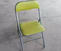 Silla plegable metálica de color amarillo