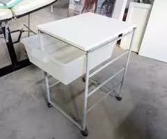 Carrito auxiliar con estantes color blanco