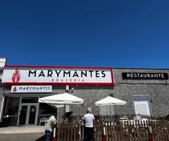 CAMARERO EN RESTAURANTE