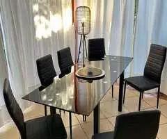 mesa avatar de cristal templado y seis sillas en polipeiel - 3