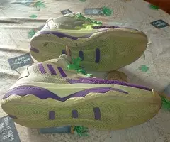 ADIDAS  DAME  8  25  € - 10