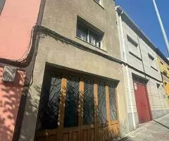 Se vende amplia casa de 4 plantas para reformar en Monforte