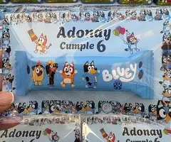 Mesas dulces y recuerdos para invitados y detalles personalizados.