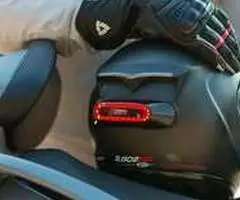 LUZ DE SEGURIDAD PARA CASCOS DE MOTO Y PATINETE - 2